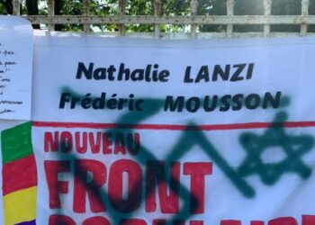 une croix gammée et une étoile de David taguées sur une banderole du Nouveau Front populaire en Nouvelle-Aquitaine