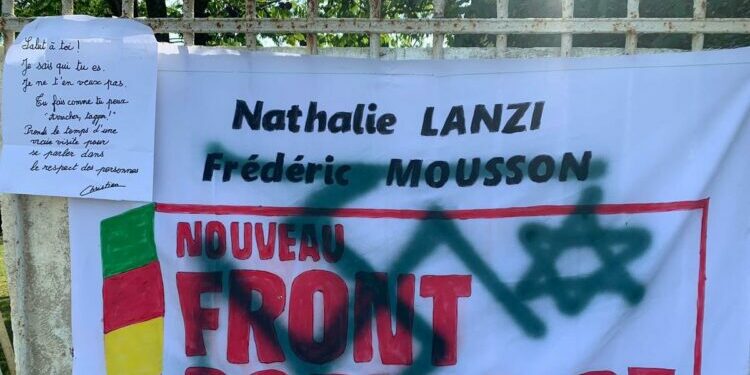 une croix gammée et une étoile de David taguées sur une banderole du Nouveau Front populaire en Nouvelle-Aquitaine