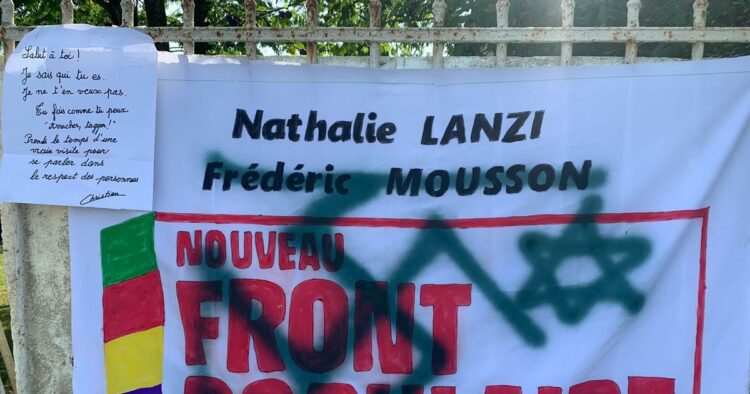 une croix gammée et une étoile de David taguées sur une banderole du Nouveau Front populaire en Nouvelle-Aquitaine