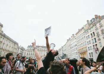 Le RN devant le Nouveau Front populaire, le camp présidentiel largement battu - rts.ch