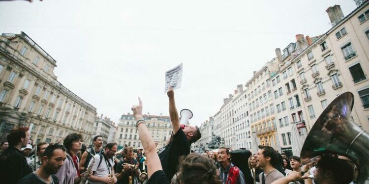 Le RN devant le Nouveau Front populaire, le camp présidentiel largement battu - rts.ch