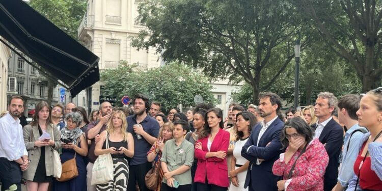 Grégory Doucet entouré des candidats lyonnais du Nouveau Front populaire