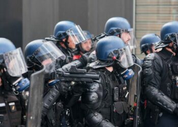 VRAI OU FAUX. Le Nouveau Front populaire veut-il vraiment "désarmer la police", comme l'affirme l'extrême droite ?