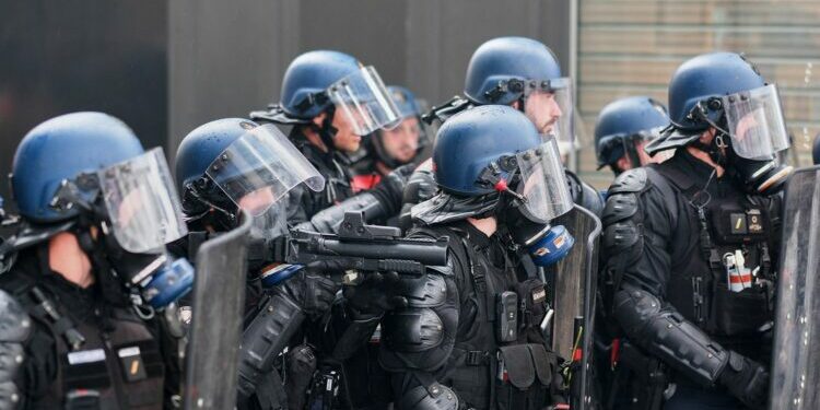 VRAI OU FAUX. Le Nouveau Front populaire veut-il vraiment "désarmer la police", comme l'affirme l'extrême droite ?