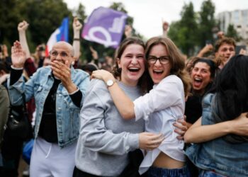 au sein du Nouveau Front populaire, le PS fait quasi jeu égal avec LFI