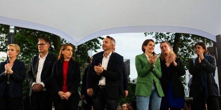 le Nouveau Front populaire exhorte Emmanuel Macron à se tourner "immédiatement" vers lui pour "permettre de former un gouvernement"