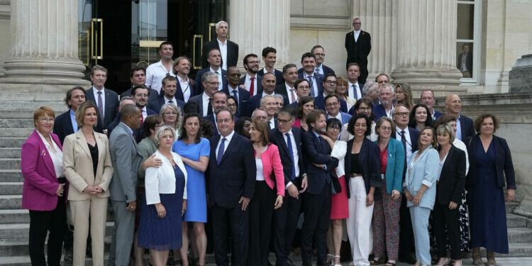 La gauche met la pression pour gouverner, la droite cherche à rassembler