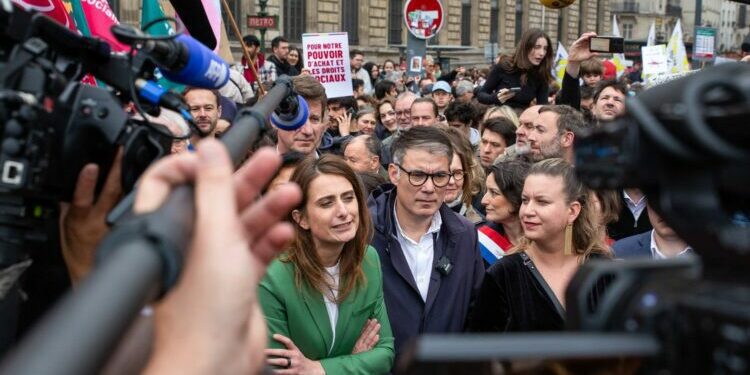 quatre questions sur la hausse du smic à 1 600 euros, une mesure proposée par le Nouveau Front populaire et qui divise