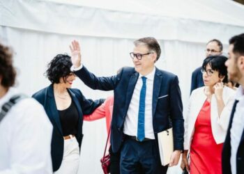 au sein du Nouveau Front populaire, le bras de fer s'intensifie entre socialistes et Insoumis pour trouver le nom d'un Premier ministre