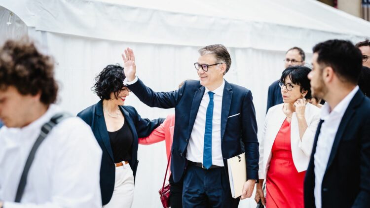 au sein du Nouveau Front populaire, le bras de fer s'intensifie entre socialistes et Insoumis pour trouver le nom d'un Premier ministre