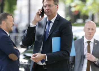 des macronistes missionnés pour prendre contact et "sonder" les socialistes