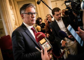 le PS et les communistes réclament un vote pour « trouver au plus vite une sortie par le haut »