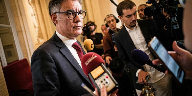 le PS et les communistes réclament un vote pour « trouver au plus vite une sortie par le haut »