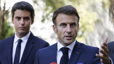 Emmanuel Macron aux côtés de celui qui était alors ministre de l'Éducation, Gabriel Attal au lycée professionnel de l'Argensol à Orange, le 1ᵉʳ septembre 2023.