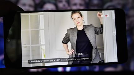 Lucie Castets, proposée par le Nouveau Front populaire pour Matignon, lors d'un extrait vidéo montré sur un téléphone, le 23 juillet 2024. (MOURAD ALLILI/SIPA / SIPA)