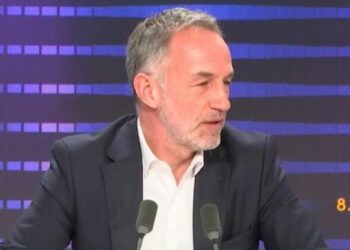 Le Nouveau Front populaire doit "discuter avec les autres groupes en dehors du RN", estime le député socialiste Emmanuel Grégoire