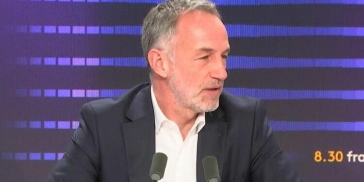 Le Nouveau Front populaire doit "discuter avec les autres groupes en dehors du RN", estime le député socialiste Emmanuel Grégoire