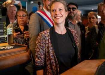 À Lille, pour son premier déplacement, Lucie Castets tente d’accroître la pression sur Emmanuel Macron