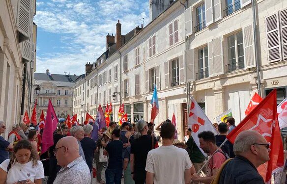 &Agrave; Orl&eacute;ans, des manifestants demandent le respect "du processus d&eacute;mocratique"