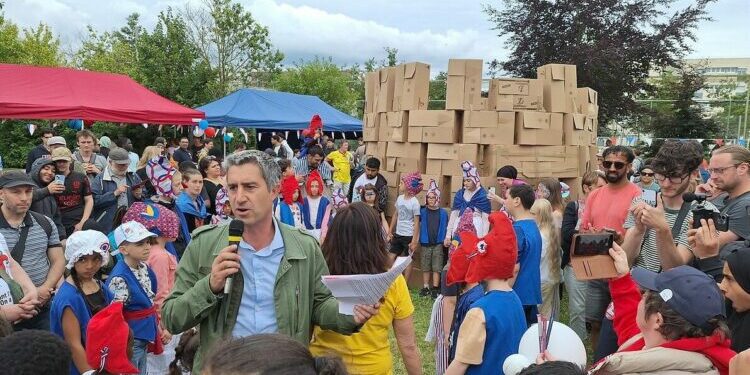 François Ruffin prononce un discours à la fête des 1000 Bastilles qu