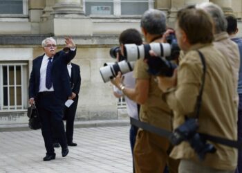 « C’est au Nouveau Front populaire de gouverner » : majoritaire, la gauche arrive à l’Assemblée nationale
