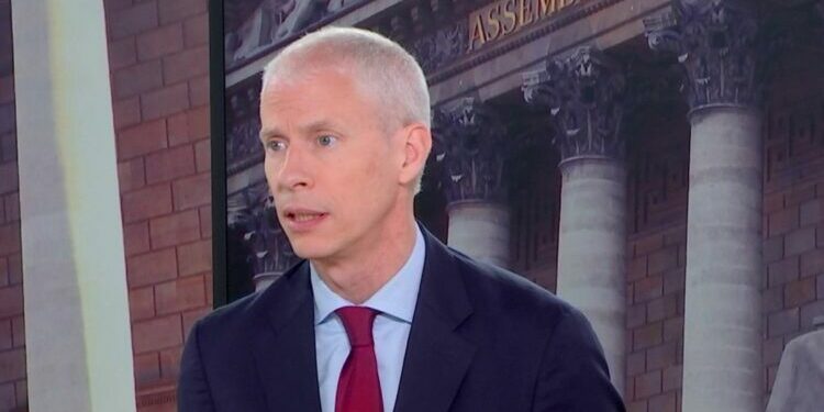 "C'est la gauche qui est dans le déni de démocratie", rétorque le ministre Franck Riester au Nouveau Front populaire