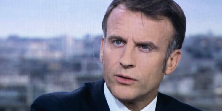 Emmanuel Macron temporise sur la nomination du gouvernement et balaie la candidature surprise du Nouveau Front Populaire