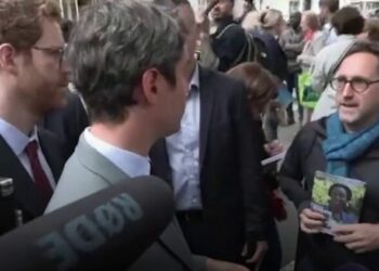 Gabriel Attal interpellé sur un marché parisien par un militant du Nouveau Front populaire