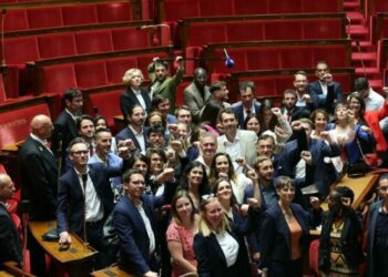 Kit de député, séances photo... Les élus du Nouveau Front populaire investissent l’Assemblée après les législatives