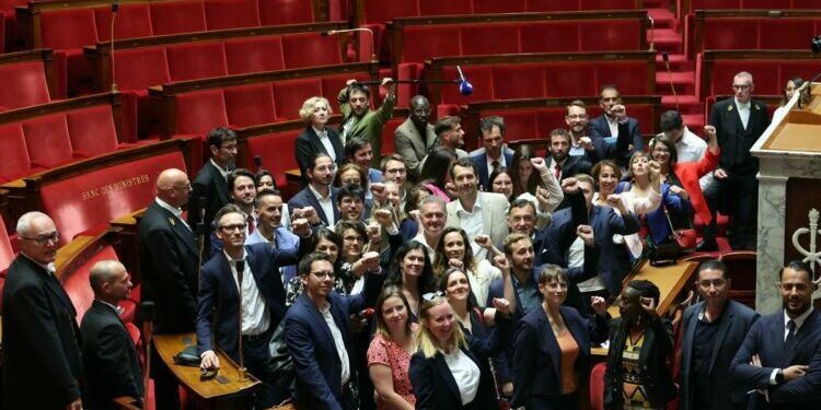 Kit de député, séances photo... Les élus du Nouveau Front populaire investissent l’Assemblée après les législatives