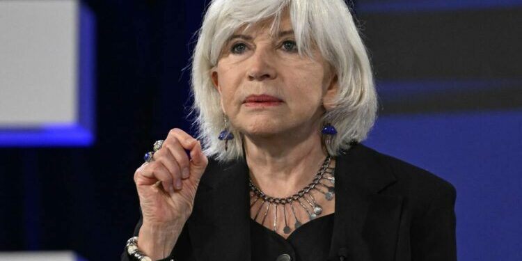 Laurence Tubiana se dit prête pour être Première ministre, Olivier Faure appelle à un vote des députés – Libération
