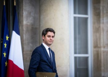 Le Nouveau Front populaire met en garde "solennellement" Macron contre le maintien prolongé d'Attal à Matignon