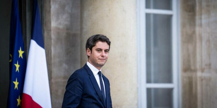 Le Nouveau Front populaire met en garde "solennellement" Macron contre le maintien prolongé d'Attal à Matignon