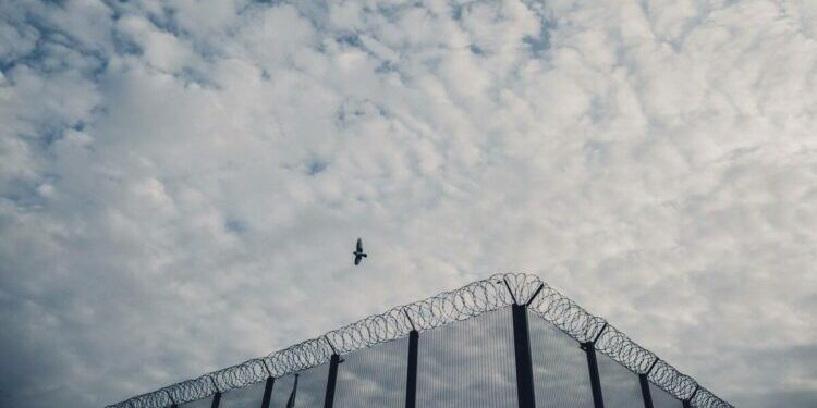 Le programme du Nouveau Front populaire prévoit-il la libération de milliers de prisonniers ? – Libération
