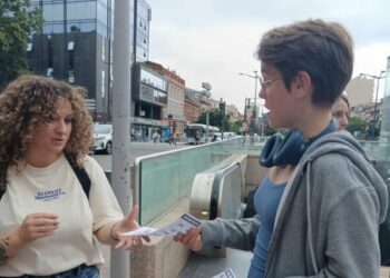 Tina, 18 ans, tracte pour la première fois de sa vie. Elle a choisi le Nouveau Front Populaire.