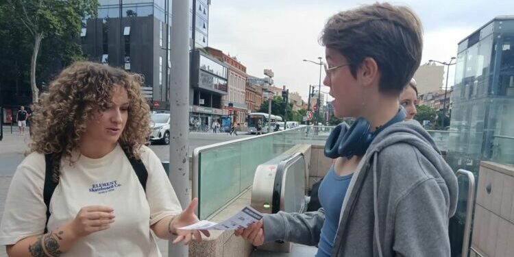 Tina, 18 ans, tracte pour la première fois de sa vie. Elle a choisi le Nouveau Front Populaire.