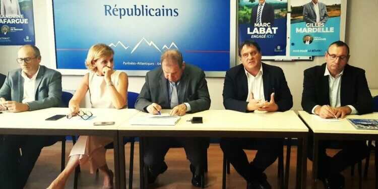 Les candidats Les Républicains des circonscriptions béarnaises réunis à leur bureau à Pau