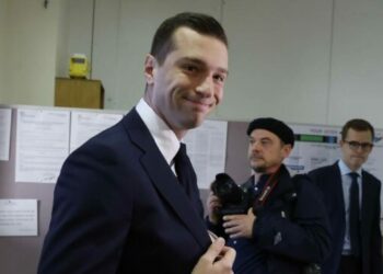 Législatives: le RN vire en tête devant le Nouveau Front populaire et la majorité présidentielle