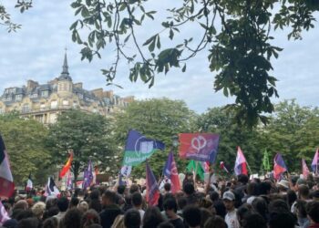 « Macron doit respecter le résultat des urnes » : nouveau rassemblement à Paris pour réclamer un Premier ministre issu du NFP
