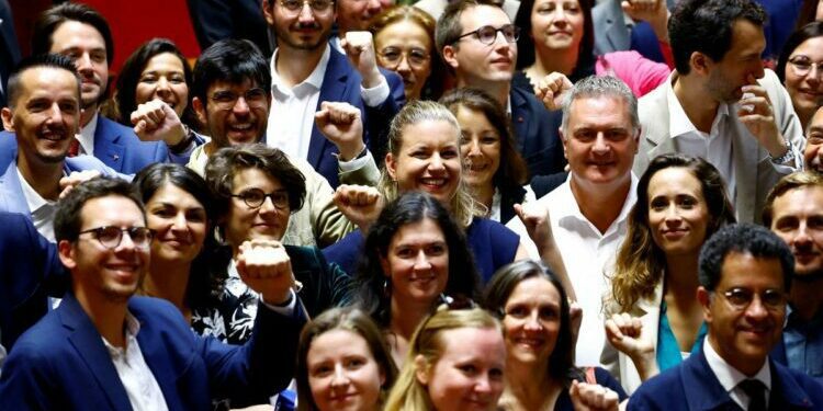Malgré sa défaite au perchoir, le Nouveau Front populaire s’accroche à Matignon