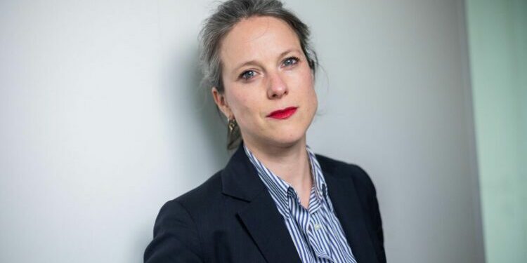 Qui est Lucie Castets, proposée par le Nouveau Front populaire comme Première ministre ?