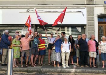 Thonon : le Nouveau Front Populaire devant la permanence d’Anne-Cécile Violland