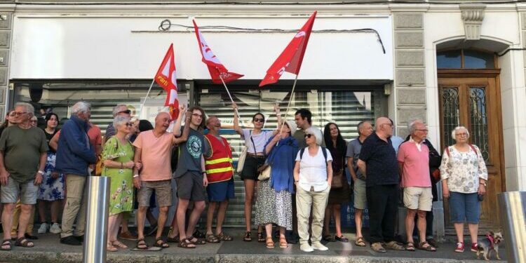 Thonon : le Nouveau Front Populaire devant la permanence d’Anne-Cécile Violland