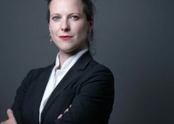 comment Lucie Castets profite de la période estivale pour se projeter vers Matignon