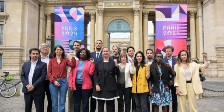 le PS veut un vote avant mardi, LFI tempère